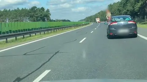 "Z okna za kierowcą zaczął wychylać się chłopak. Prawie stanął, po czym rozpiął spodnie"