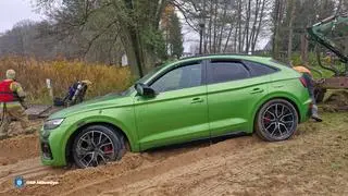 Luksusowe auto stoczyło się ze skarpy do jeziora