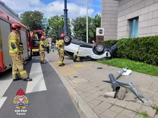 Dachowanie samochodu w Toruniu