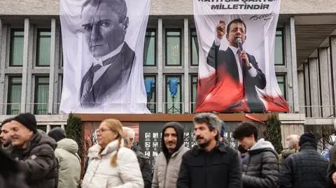 Wizerunki Ekrema Imamoglu i Mustafy Kemala Atatürka w czasie protestów w Turcji przeciwko zatrzymaniu burmistrza Stambułu