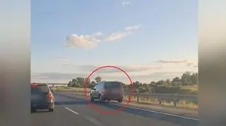 Wyprzedzał pasem awaryjnym i na zjazdach