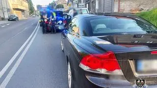 Cofając wjechał w pieszych i odjechał