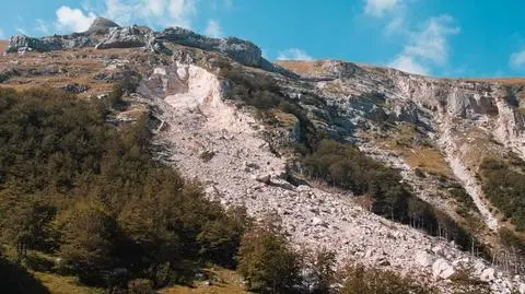 Osuwisko ziemi w Parku Narodowym Monti Sibillini we Włoszech (zdjęcie archiwalne)