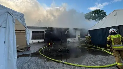 Z żywiołem walczy 16 zastępów straży