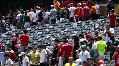 Niepokojący komunikat, ponaglenia policjantów. Mecz przerwano