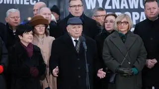 Jarosław Kaczyński wraz politykami PiS na pl. Piłsudskiego