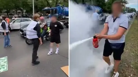 Aktywiści blokowali ulicę. W reakcji obelgi, plucie, odpalona gaśnica. Komentarz policji