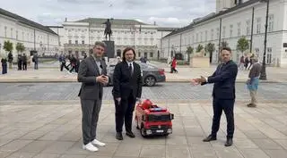 Twórcy internetowi - Jakobe Mansztajn z MLH i Michał Marszał namawiali do głosowania w wyborach prezydenckich oferując zwycięzcy wóz strażacki. Swój konkurs mają rozstrzygnąć niebawem. 
