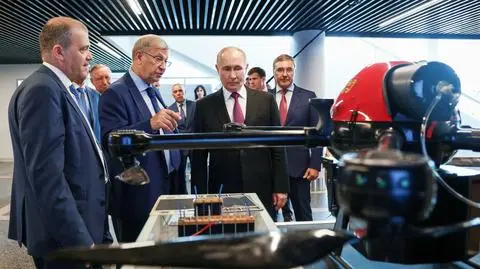 Władimir Putin na wystawie w Petersburgu podczas Dnia Marynarki Wojennej