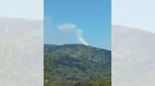 Ogień w górach, dym widoczny z daleka 