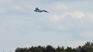 01.09 | Co było przyczyną tragicznego wypadku Su-27 podczas pokazów Air Show w Radomiu? Nagranie z wieży kontrolnej, do którego dotarła TVN24, potwierdza nieoficjalne informacje portalu tvn24.pl, że piloci usłyszeli komendę: "katapultujcie się!". Zapisu rozmowy białoruskiego kontrolera z lotnikami słucha się z trudem: - Po skończeniu figury odezwijcie się... (TVN24)