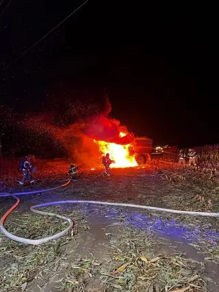 Pożar kombajnu na polu kukurydzy