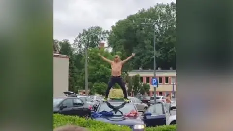 Półnagi radny z Kluczborka tańczył na samochodzie w ramach kampanii wyborczej