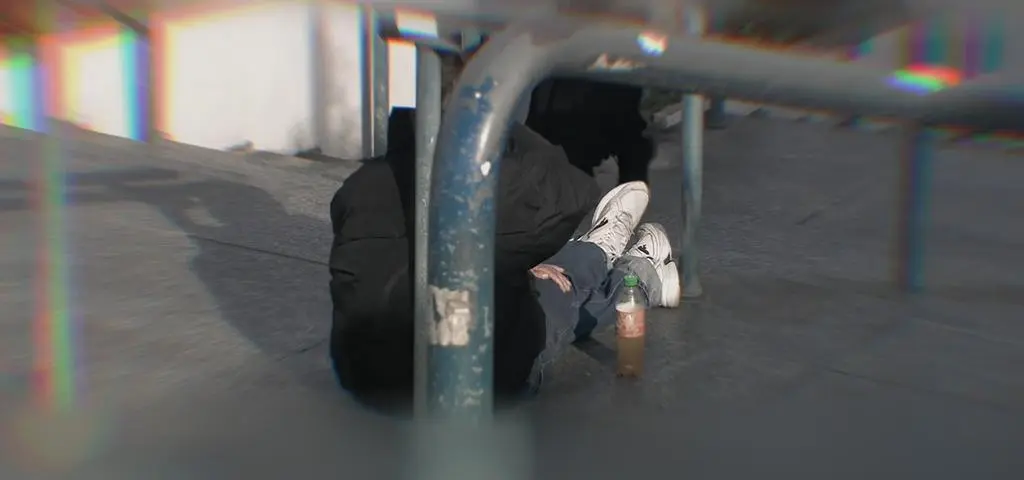 Dobrze ubrani, z telefonem w dłoni. Często jeszcze z nadzieją, że dziś będą mieli gdzie spać