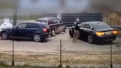 Przedsiębiorca zablokował auto sąsiada betonowymi belkami. A to tylko jeden z wielu incydentów w tym konflikcie