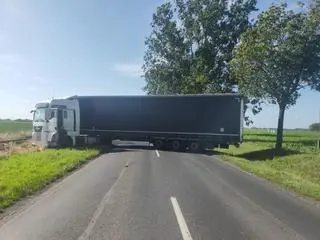 Kierowca ciężarówki przez nieudolny manewr wstrzymał ruch