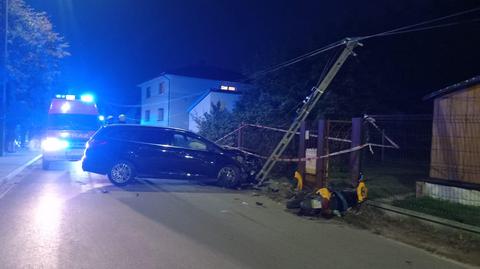 Wypadł z drogi, staranował skuter, ogrodzenie i słup. Miał prawie cztery promile