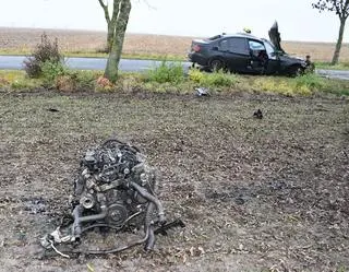 18-latek uderzył w drzewa. Silnik i koło od samochodu leżały w polu