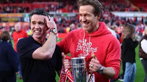 Ryan Reynolds (z prawej) i Rob McElhenney święcą z zespołem Wrexham AFC kolejne sukcesy