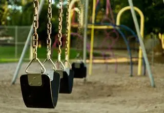Trzylatek zniknął z placu zabaw. Znaleźli go w aucie