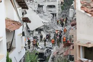 Zniszczone budynki mieszkalne po ataku irańskich rakiet w Rishon LeZion, niedaleko Tel Awiwu, Izrael