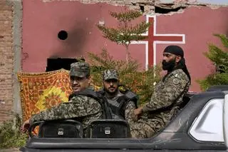 Patrole paramilitarne po ataku muzułmańskiego na chrześcijańską dzielnicę w mieście Jaranwala w Pakistanie. Zdjęcie z sierpnia 2023 roku