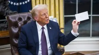 Donald Trump z listem od Joe Bidena, 20 stycznia 2025 r.