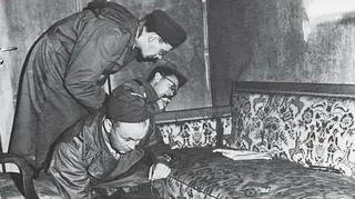 Co naprawdę znaleziono na kawałku sofy, na której umarł Hitler?