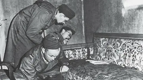 Berlin, czerwiec 1945. Wizja lokalna - amerykańscy śledczy badają sofę, na której popełnił samobójstwo Adolf Hitler