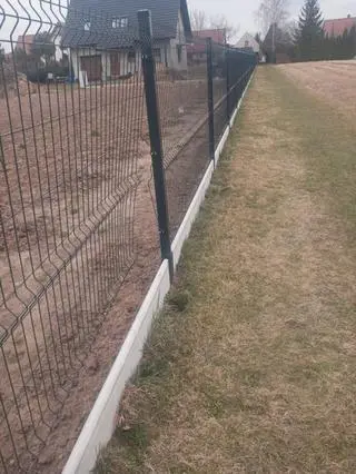 Zniszczony plot, na którym wisiał plakat Rafała Trzaskowskiego 