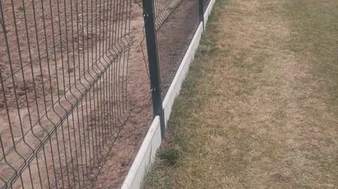 Zniszczony plot, na którym wisiał plakat Trzaskowskiego 