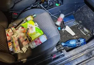 Pijany jechał autostradą. W aucie miał puszki i butelki po alkoholu