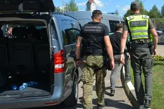 21 cudzoziemców w dwóch samochodach