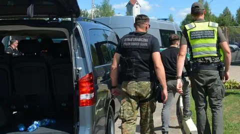 21 Afgańczyków w dwóch samochodach. Nielegalnie przekroczyli granicę