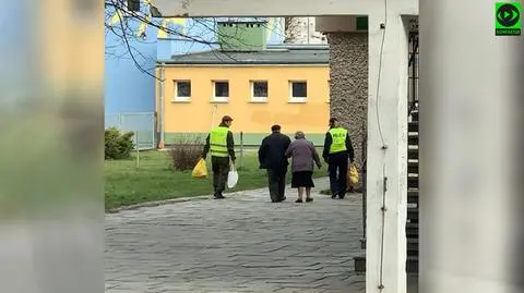 Seniorom ze Strzelec Opolskich pomogła para mundurowych