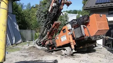 Ziemia zapadła się pod ciężarem pojazdu z wiertnicą w Trzebini