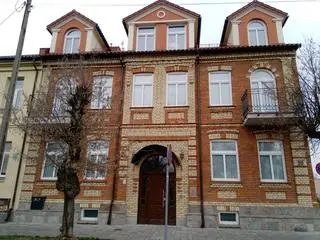 Kamienica, w której na świat przyszedł Samuel Pisar. Dziś Dąbrowskiego 20