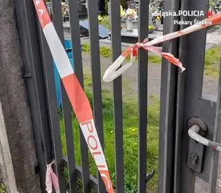 Zdewastowany cmentarz w Piekarach Śląskich