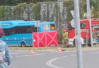 Wyciągnęli pięciolatka spod autobusu. Zmarł