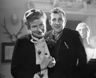 Bożena Dykiel i Mariusz Benoit na planie fabularnego filmu fantastycznego w reżyserii Piotra Szulkina pt. "Ga, ga. Chwała bohaterom" (1985)