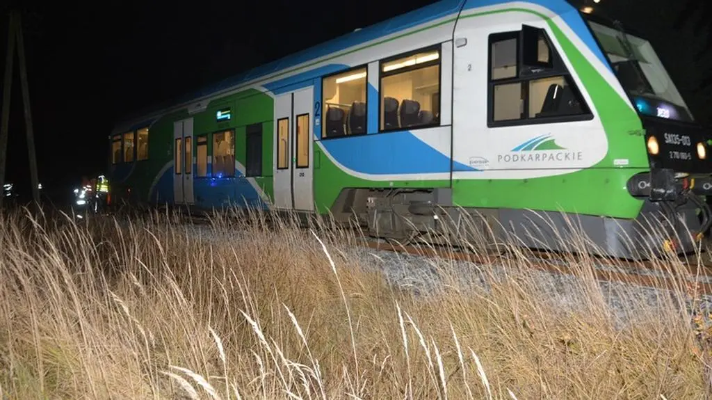 Kierowca osobówki wjechał pod szynobus 