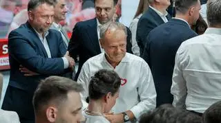 Donald Tusk na wieczorze wyborczym w sztabie Rafała Trzaskowskiego