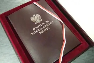 Konstytucja podpisana przez Aleksandra Kwaśniewskiego złożona w Bibliotece Narodowej