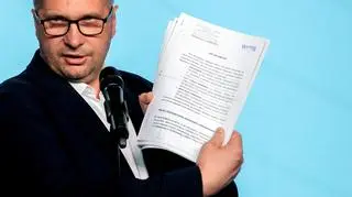 Co widać na dokumentach, którymi machał Czarnek