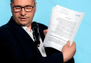 Co widać na dokumentach, którymi machał Czarnek