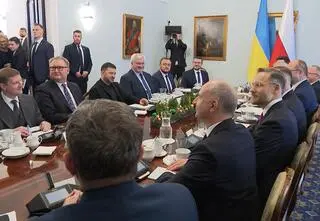 Zełenski w Warszawie, ruch w sprawie Romanowskiego, atak USA w Syrii