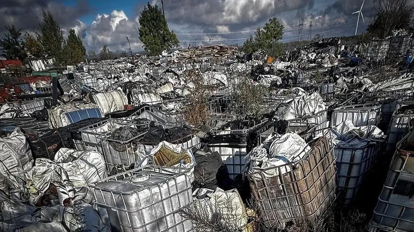 Służby rozbił mafię śmieciową. Ponad siedemnaście tysięcy zarzutów dla 46 osób