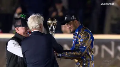 Puchar z rąk legendy, potem hymn Polski. Tego dnia Zmarzlik nigdy nie zapomni