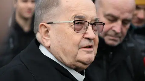 O. Tadeusz Rydzyk wchodzi do siedziby Prokuratury Regionalnej w Rzeszowie