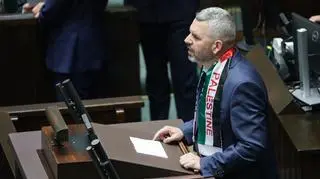 Maciej Konieczny w szaliku z napisem "Palestine" na sali plenarnej Sejmu 